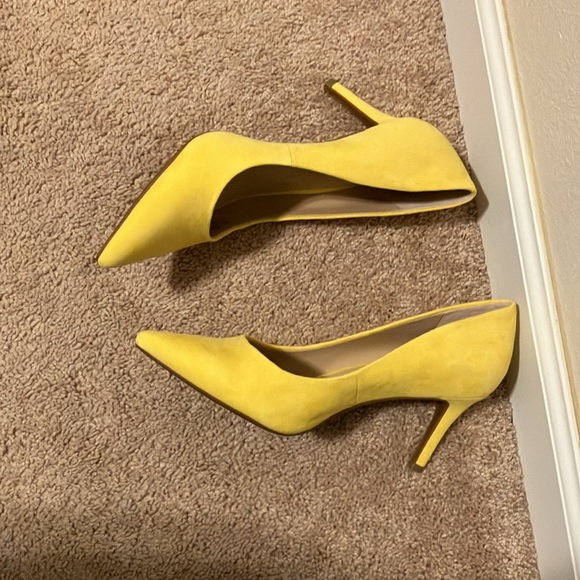 Yellow faux suede pumps - Picture 5 of 6